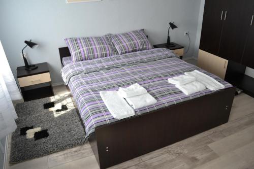 1 double bed, 1 twin bed, 2 sofa beds