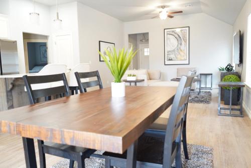 The Cosmopolitan Modern, Cozy, New 3bedroom Home in Yukon, USA