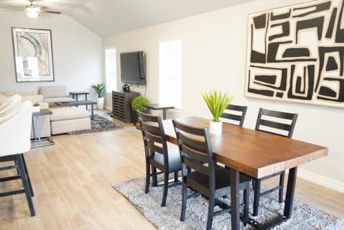The Cosmopolitan Modern, Cozy, New 3bedroom Home in Yukon, USA