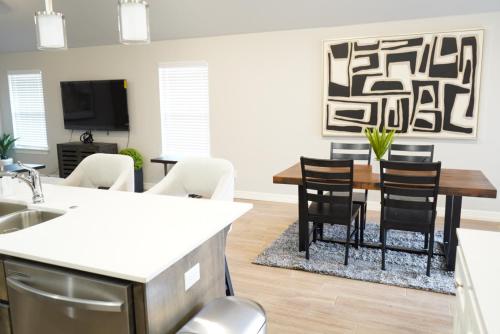 The Cosmopolitan Modern, Cozy, New 3bedroom Home in Yukon, USA