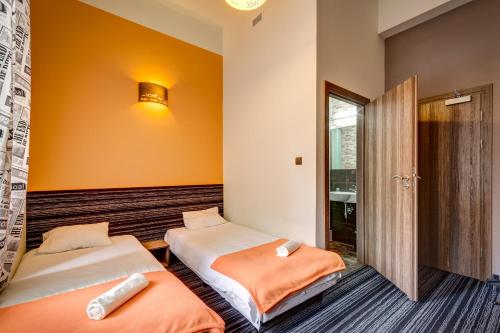 Planet Hostel Room Type - Twin Room with Private Bathroom