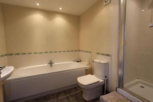 Bathroom, 1 Coach House Mews - Matlock Bath in Matlock