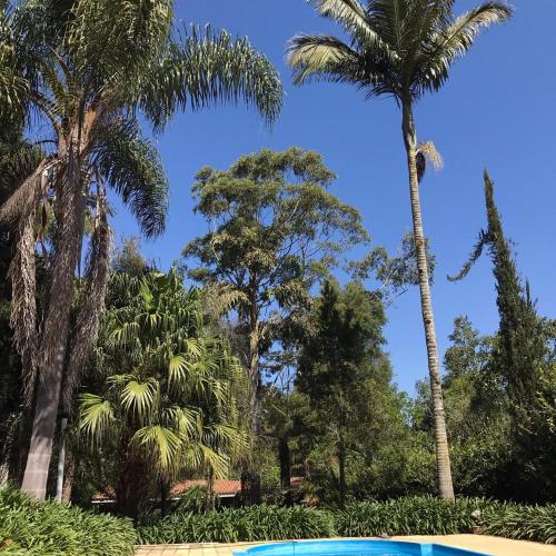 Lindo e aconchegante chalé com piscina, lareira e churrasqueira