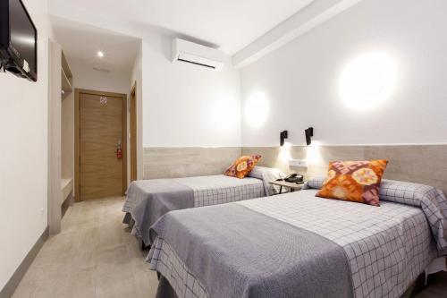 Hostal Castilla II Puerta del Sol - image 10