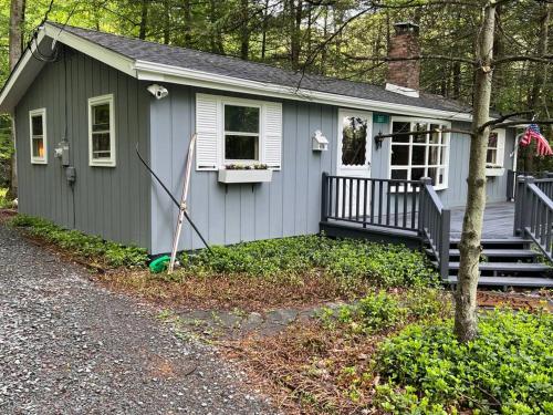 New! Streamside house w/waterfall, lake/beach/pool