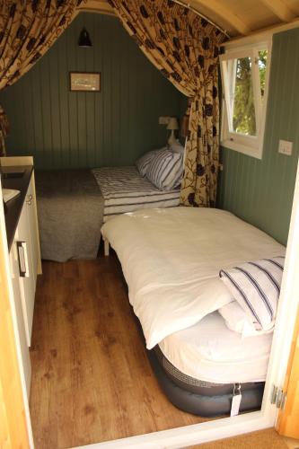 The Kestrel Shepherd Hut, Whitehouse Farm