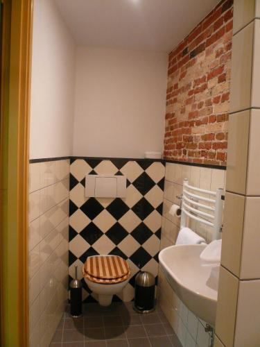 Bathroom, B&B Pakhuis Emden in Binnenstad-Oost