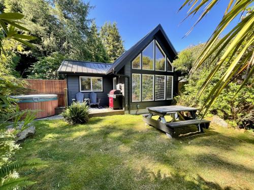 B&B Ucluelet - Beautiful Oceanfront Cabin With Hot Tub! - Gone With The Wind - Bed and Breakfast Ucluelet