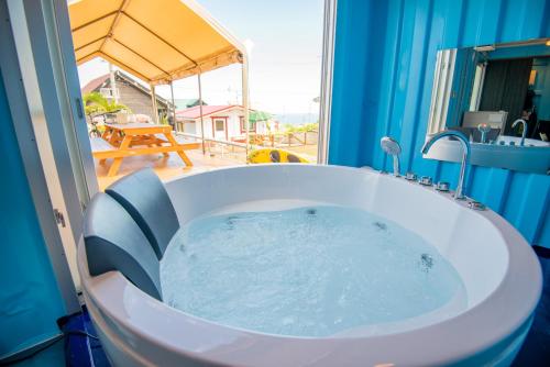 오키나와 본섬 ペットOK! JUNGLIA 15分! サウナ-プール-Private Villa 405 (ペットOK! JUNGLIA 15分! サウナ-プール-Private Villa 405) 3성급 호텔 객실