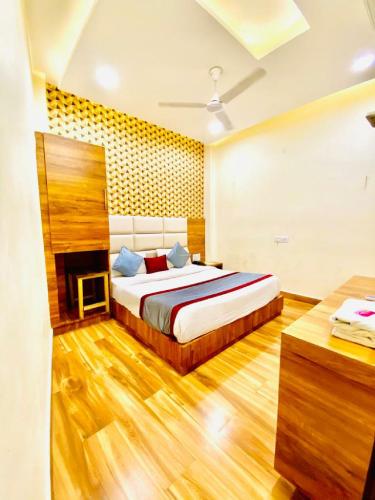 Deluxe Room (2 Adults + 1 Child) image 9
