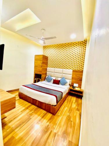 Deluxe Room (2 Adults + 1 Child) image 7