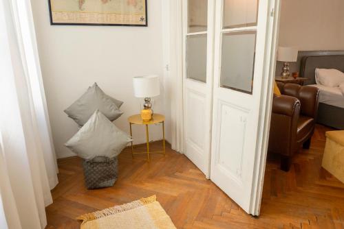  Art-Filled Apartment with Private Terrace in Wien
