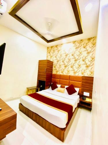 Deluxe Room (2 Adults + 1 Child) image 2
