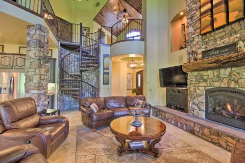 Lavish Pinetop Paradise with Central Location! - image 10