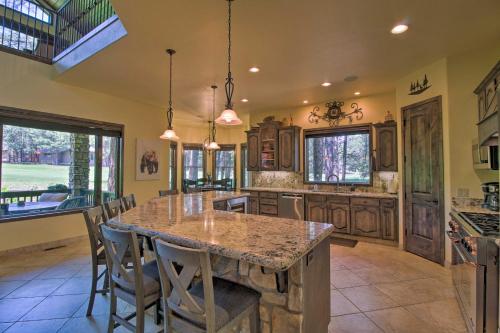 Lavish Pinetop Paradise with Central Location! - image 8