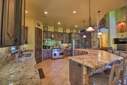 Lavish Pinetop Paradise with Central Location! - image 9