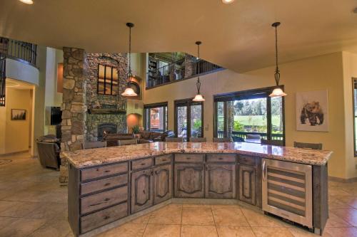 Lavish Pinetop Paradise with Central Location! - image 11