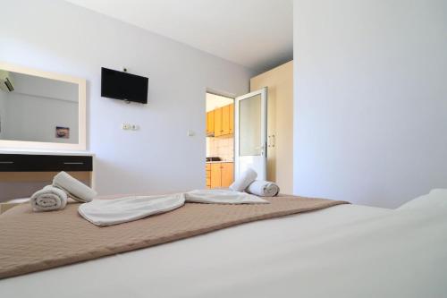 Neranxi Apartment & Rooms – Himarë, CA