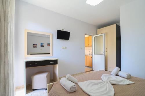 Neranxi Apartment & Rooms – Himarë, CA