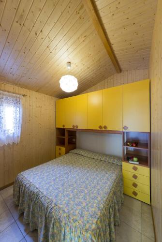 1 queen bed, 1 bunk bed