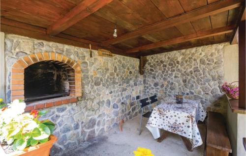  Nice home in Cavle with 2 Bedrooms, WiFi and Outdoor swimming pool in Platak