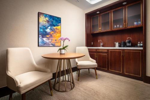 Premium ADA Corner Executive Suite 1 King One Bedroom