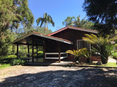 Lindo chalé de campo com piscina, lareira e espaço gourmet com churrasqueira