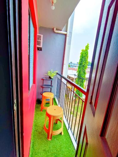 Mamby Gray's Place Balcony, Karaoke ,Wifi,Netflix &Kitchen in Imus