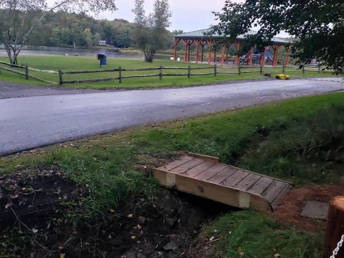 Peaceful Pocono Lakefront, beach, pools, firepit, pets