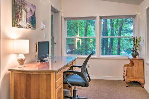 Peaceful Pocono Lakefront, beach, pools, firepit, pets