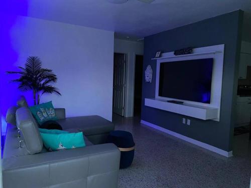 Stayover In Miami Home 2BR - 1BTH - free parking in Miami, USA