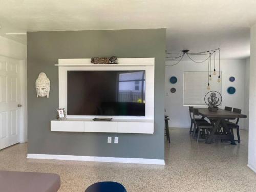 Stayover In Miami Home 2BR - 1BTH - free parking in Miami, USA