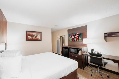 Deluxe Room with One Queen Bed Disability Access Non-Smoking