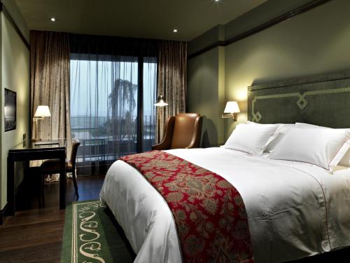 Habitación Doble Estándar con terraza - 1 cama doble o 2 camas individuales Hotel Castillo de Gorraiz&Spa 7