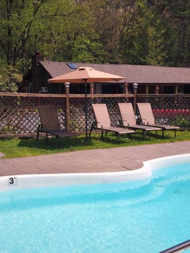 泳池, 木蘭溪畔度假屋 (Magnolia Streamside Resort) in 卡纳登西斯