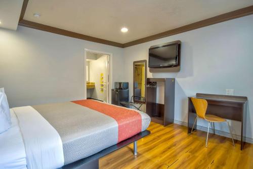 King Room with Roll-in Shower - Disability Access - Non-Smoking