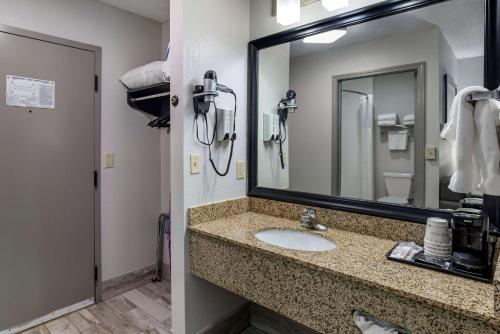 Best Western Allatoona Inn & Suites - 화장실