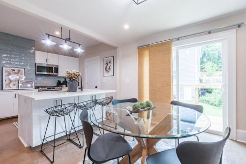 Blue Haven ATL Modern 4 Bedroom Retreat with Deck 10 Minutes to Downtown in Kirkwood