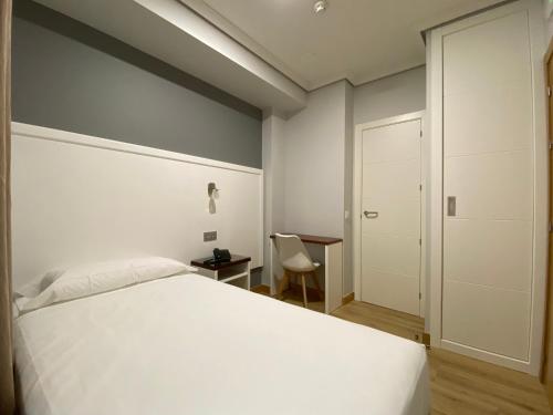 Economy Single Room image 4
