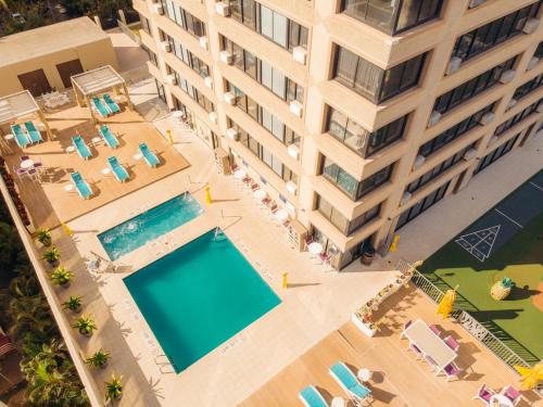 Swimming pool, Holiday Inn Express Waikiki By IHG near Straub Clinic & Hospital