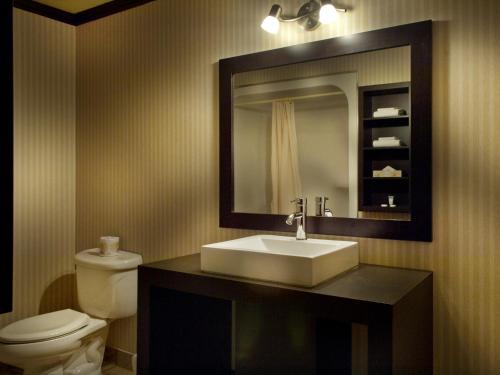 Ramada by Wyndham Laval, Laval (photo 2)