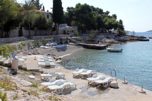 Apartments with a parking space Hvar - 5719 - image 2