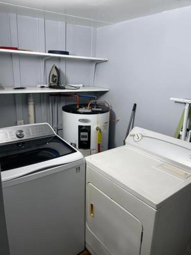 3 Bed 3 Bath House, Conveniently close to everything, Smart Tvs in all rooms whole house to yourself in James City (NC)