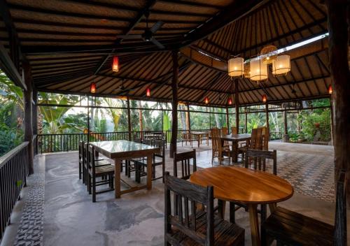 Restaurant, Amanuba Ersadeva Resort  near Tembles Beach