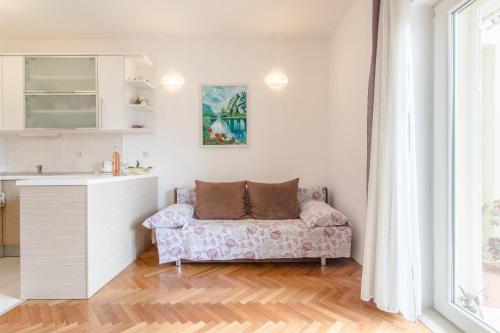 One-Bedroom Apartment with Terrace room in Apartments by the sea Duce Omis - 8378