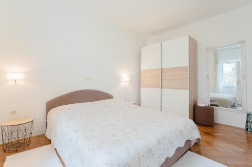 One-Bedroom Apartment with Terrace image 8
