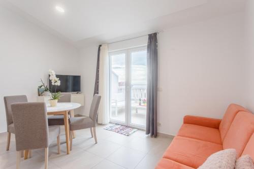 One-Bedroom Apartment with Terrace and Sea View room in Apartments by the sea Duce Omis - 8378