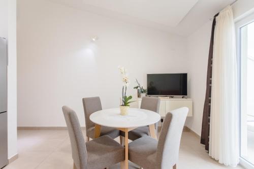 One-Bedroom Apartment with Terrace and Sea View image 5