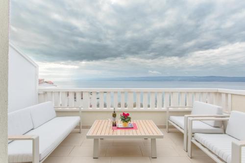 Apartments by the sea Duce Omis - 8378 - image 2