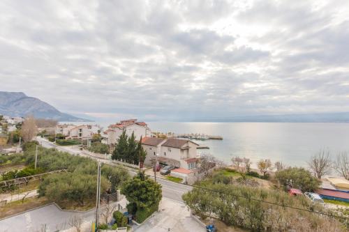 One-Bedroom Apartment with Terrace and Sea View image 1
